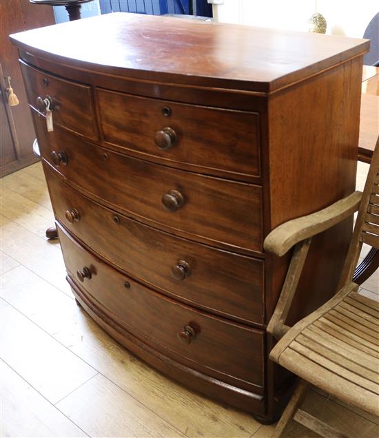 An early Victorian bow-fronted mahogany chest of drawers W.105cm